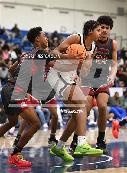Thumbnail 2 in  St. Pius X-St. Matthias Academy vs. Sierra Canyon (Elite Invitational) photogallery.