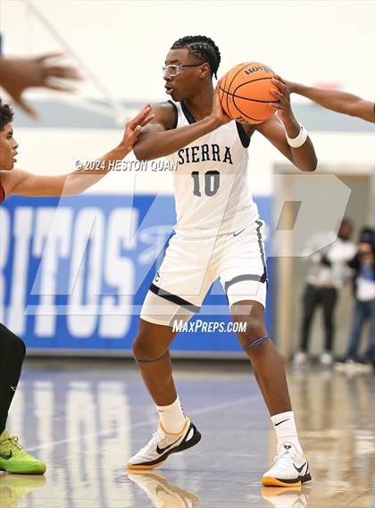 Thumbnail 2 in  St. Pius X-St. Matthias Academy vs. Sierra Canyon (Elite Invitational) photogallery.