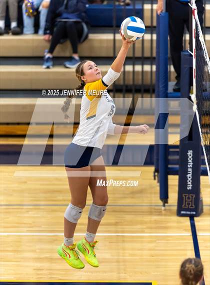 Thumbnail 3 in South Lyon vs Mercy (MHSAA Division 1 Regional Final) photogallery.