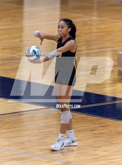 Thumbnail 2 in South Lyon vs Mercy (MHSAA Division 1 Regional Final) photogallery.