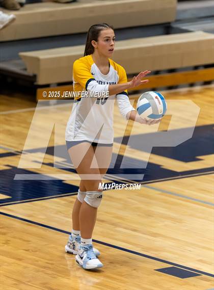 Thumbnail 3 in South Lyon vs Mercy (MHSAA Division 1 Regional Final) photogallery.