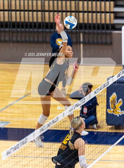 Thumbnail 2 in South Lyon vs Mercy (MHSAA Division 1 Regional Final) photogallery.