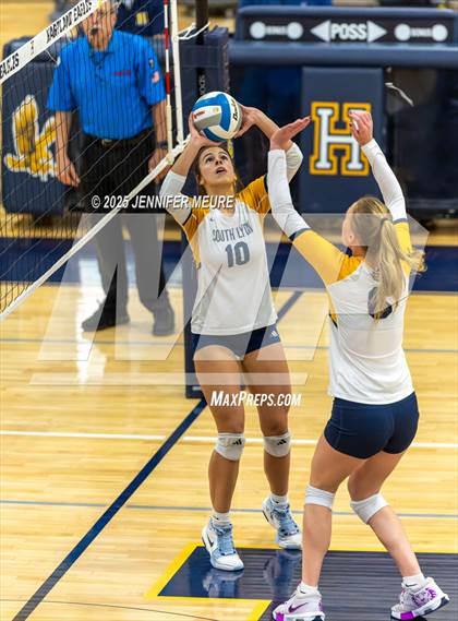 Thumbnail 3 in South Lyon vs Mercy (MHSAA Division 1 Regional Final) photogallery.