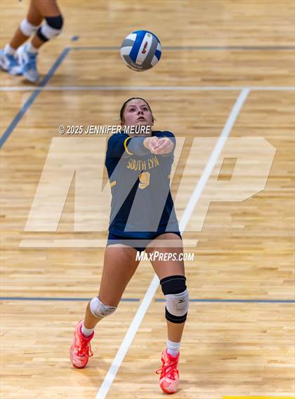 Thumbnail 3 in South Lyon vs Mercy (MHSAA Division 1 Regional Final) photogallery.