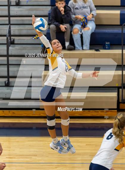 Thumbnail 3 in South Lyon vs Mercy (MHSAA Division 1 Regional Final) photogallery.
