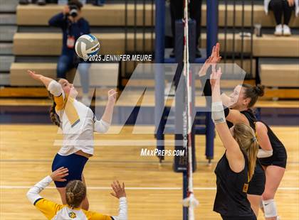 Thumbnail 3 in South Lyon vs Mercy (MHSAA Division 1 Regional Final) photogallery.