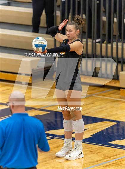 Thumbnail 3 in South Lyon vs Mercy (MHSAA Division 1 Regional Final) photogallery.