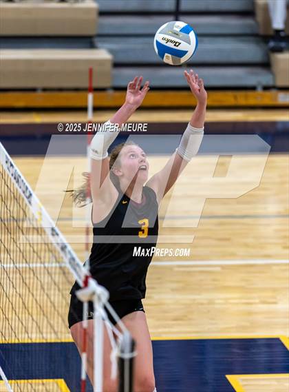 Thumbnail 3 in South Lyon vs Mercy (MHSAA Division 1 Regional Final) photogallery.