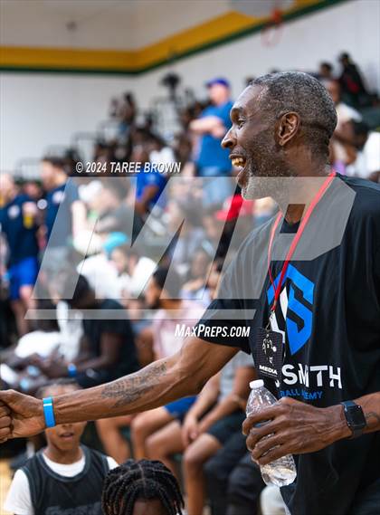 Thumbnail 1 in Team Bubba Chuck vs Team Answer (Iverson Classic) photogallery.
