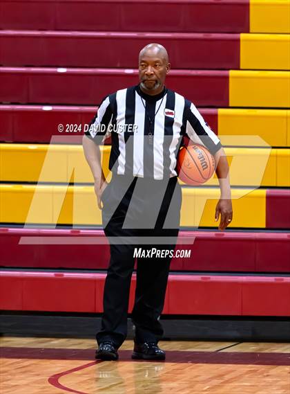 Thumbnail 2 in Robinson vs. St. Stephen's & St. Agnes (Cougar Holiday Classic) photogallery.