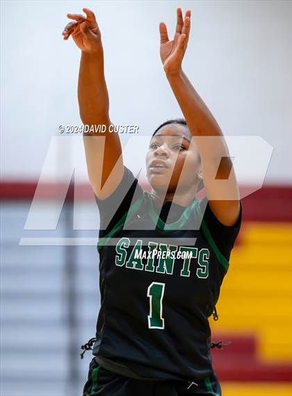 Thumbnail 3 in Robinson vs. St. Stephen's & St. Agnes (Cougar Holiday Classic) photogallery.