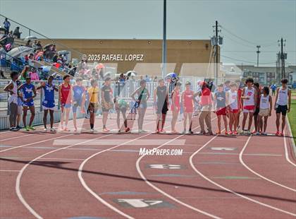Thumbnail 1 in Panther Relays (800M) photogallery.