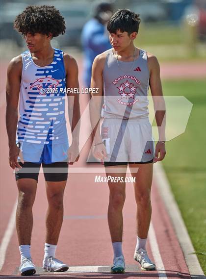 Thumbnail 1 in Panther Relays (800M) photogallery.