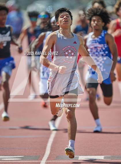 Thumbnail 1 in Panther Relays (800M) photogallery.