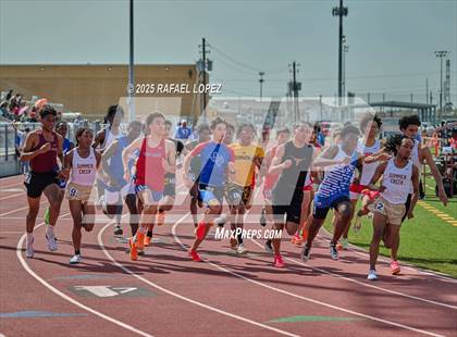 Thumbnail 1 in Panther Relays (800M) photogallery.
