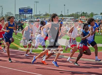 Thumbnail 1 in Panther Relays (800M) photogallery.