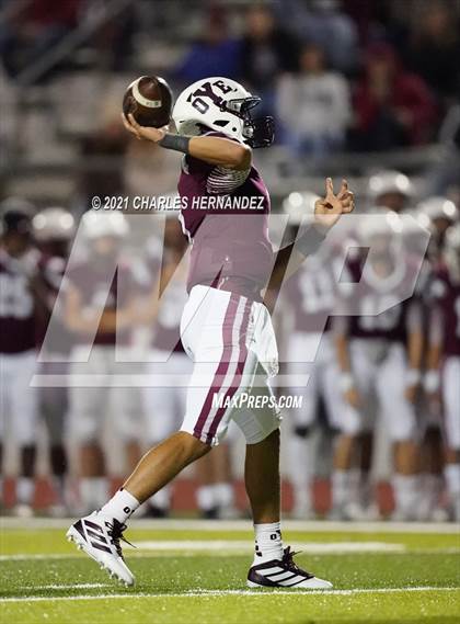 Thumbnail 2 in C.H. Yoe vs Hallettsville (UIL 3A D1 Bi-District Playoff) photogallery.