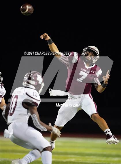 Thumbnail 1 in C.H. Yoe vs Hallettsville (UIL 3A D1 Bi-District Playoff) photogallery.
