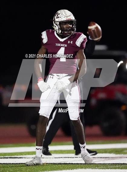 Thumbnail 2 in C.H. Yoe vs Hallettsville (UIL 3A D1 Bi-District Playoff) photogallery.