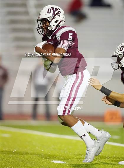 Thumbnail 1 in C.H. Yoe vs Hallettsville (UIL 3A D1 Bi-District Playoff) photogallery.