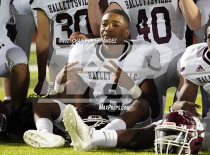Thumbnail 1 in C.H. Yoe vs Hallettsville (UIL 3A D1 Bi-District Playoff) photogallery.