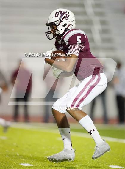 Thumbnail 2 in C.H. Yoe vs Hallettsville (UIL 3A D1 Bi-District Playoff) photogallery.