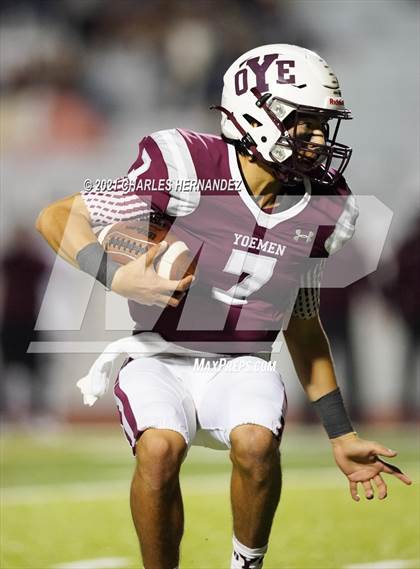 Thumbnail 1 in C.H. Yoe vs Hallettsville (UIL 3A D1 Bi-District Playoff) photogallery.