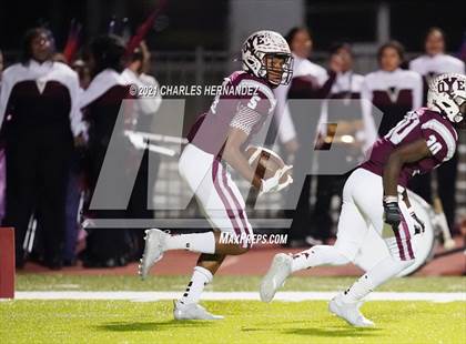 Thumbnail 1 in C.H. Yoe vs Hallettsville (UIL 3A D1 Bi-District Playoff) photogallery.
