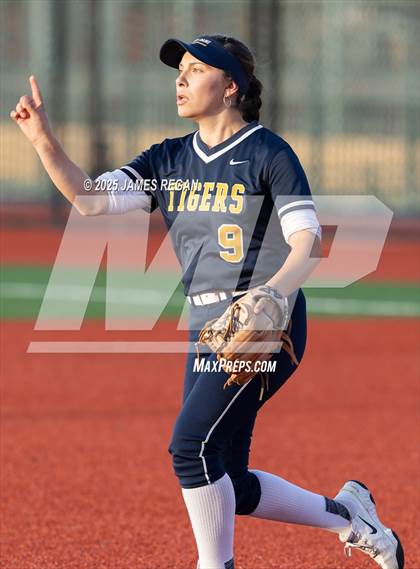 Thumbnail 3 in Notre Dame vs. Hillsdale (CIF CCS D2 Semifinal) photogallery.