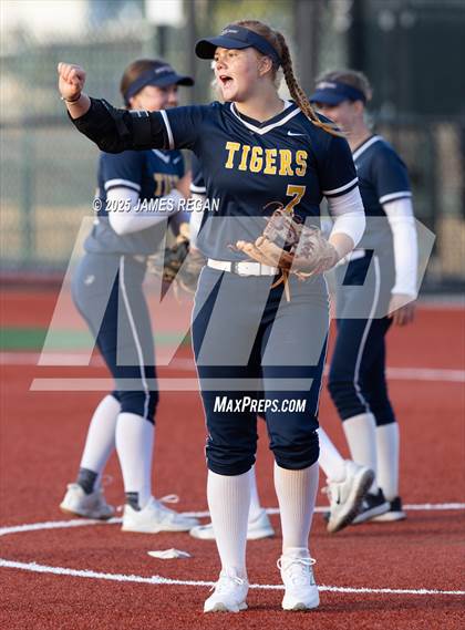 Thumbnail 2 in Notre Dame vs. Hillsdale (CIF CCS D2 Semifinal) photogallery.