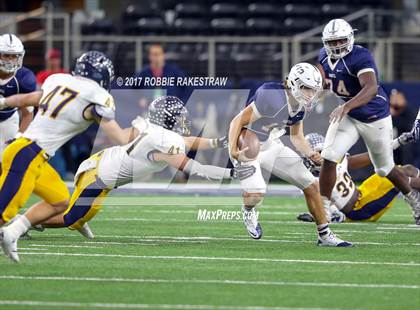 Thumbnail 2 in Manvel vs. Highland Park (UIL 5A Division 1 Final) photogallery.
