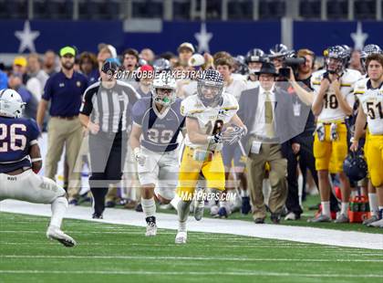Thumbnail 3 in Manvel vs. Highland Park (UIL 5A Division 1 Final) photogallery.