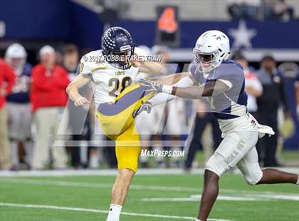 Thumbnail 2 in Manvel vs. Highland Park (UIL 5A Division 1 Final) photogallery.
