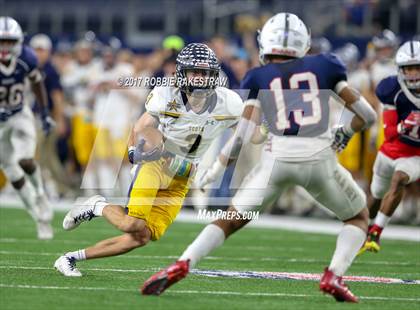 Thumbnail 3 in Manvel vs. Highland Park (UIL 5A Division 1 Final) photogallery.