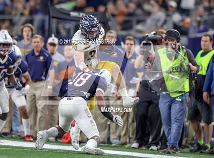Thumbnail 1 in Manvel vs. Highland Park (UIL 5A Division 1 Final) photogallery.