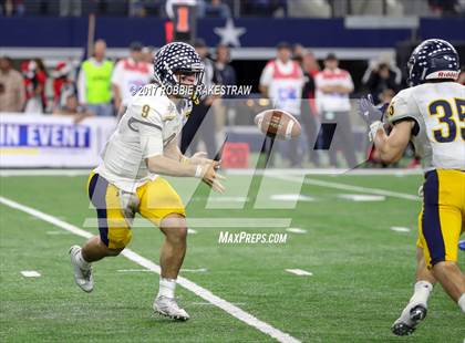 Thumbnail 3 in Manvel vs. Highland Park (UIL 5A Division 1 Final) photogallery.