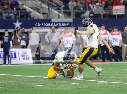 Thumbnail 3 in Manvel vs. Highland Park (UIL 5A Division 1 Final) photogallery.