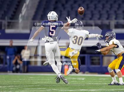 Thumbnail 2 in Manvel vs. Highland Park (UIL 5A Division 1 Final) photogallery.