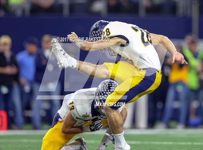 Thumbnail 2 in Manvel vs. Highland Park (UIL 5A Division 1 Final) photogallery.