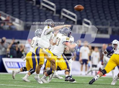 Thumbnail 3 in Manvel vs. Highland Park (UIL 5A Division 1 Final) photogallery.