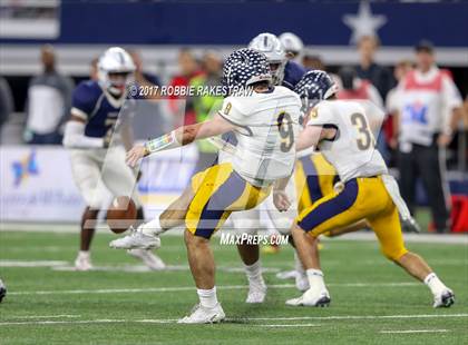 Thumbnail 2 in Manvel vs. Highland Park (UIL 5A Division 1 Final) photogallery.