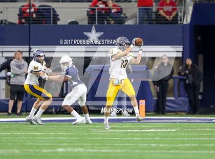 Thumbnail 3 in Manvel vs. Highland Park (UIL 5A Division 1 Final) photogallery.