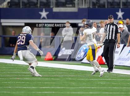 Thumbnail 2 in Manvel vs. Highland Park (UIL 5A Division 1 Final) photogallery.