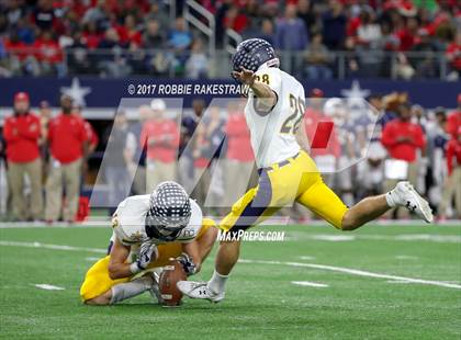 Thumbnail 3 in Manvel vs. Highland Park (UIL 5A Division 1 Final) photogallery.