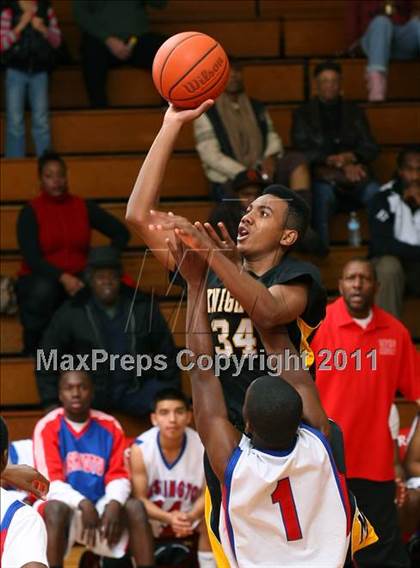 Thumbnail 2 in Washington vs. Bishop Montgomery (Sea Hawk Classic Championship Game) photogallery.