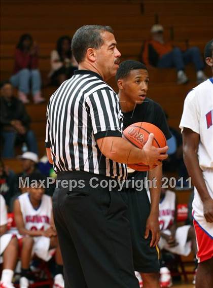 Thumbnail 2 in Washington vs. Bishop Montgomery (Sea Hawk Classic Championship Game) photogallery.