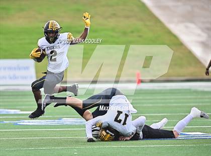 Thumbnail 3 in Malakoff vs. Grandview (UIL 3A D1 Region Semifinal) photogallery.