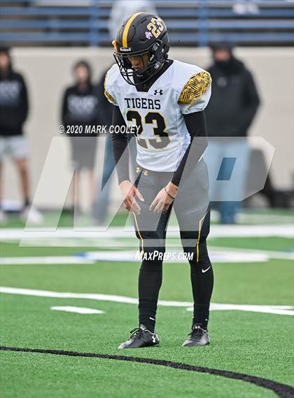 Thumbnail 2 in Malakoff vs. Grandview (UIL 3A D1 Region Semifinal) photogallery.