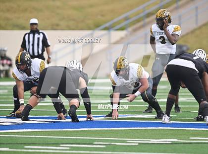 Thumbnail 2 in Malakoff vs. Grandview (UIL 3A D1 Region Semifinal) photogallery.