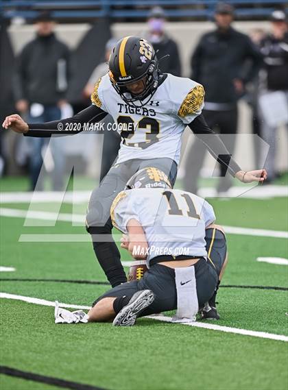 Thumbnail 1 in Malakoff vs. Grandview (UIL 3A D1 Region Semifinal) photogallery.